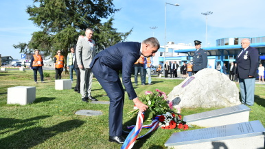 Předseda vlády Andrej Babiš pokládá květinu u památníku letců z Moravskoslezského kraje na Letišti Leoše Janáčka v Ostravě.