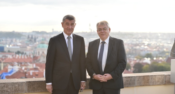 Premiér Andrej Babiš s předsedou Evropského účetního dvora Klausem-Heinerem Lehnem na terase Hrzánského paláce, 2. října 2018.