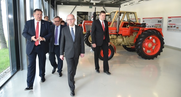 Předseda vlády Bohuslav Sobotka si prohlédl firmu Zetor, 4. května 2016. 