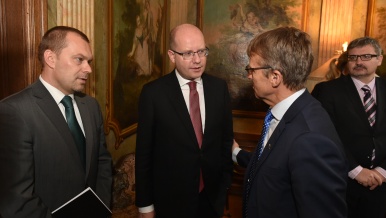 Premiér Bohuslav Sobotka jednal se státním tajemníkem ministerstva obrany Švédska Janem Salestrandem., 4. listopadu 2016.