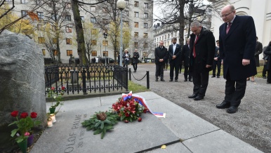 Předseda vlády Bohuslav Sobotka položil květinu u hrobu bývalého premiéra Švédska Olafa Palmeho, 4. listopadu 2016.