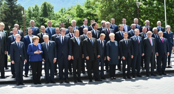 Společné foto účastníků summitu EU a zemí západního Balkánu, 17. května 2018.