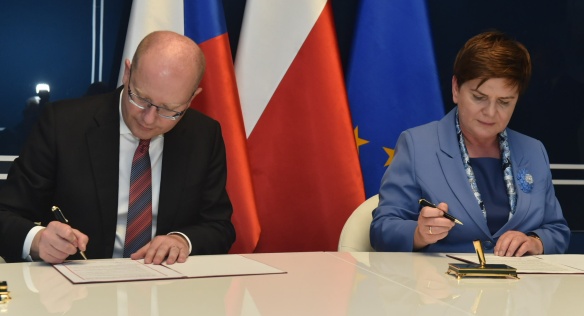 Premiér Bohuslav Sobotka a polská premiérka Beata Szydlová podepsali memorandum o realizaci plynovodu Stork II, 6. září 2016.