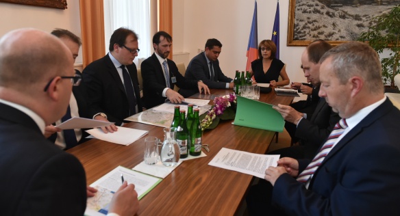 Premiér Bohuslav Sobotka se setkal se zástupci pražského magistrátu a ŘSD k tématu dostavby Pražského okruhu, 7. září 2016.