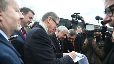 Předseda vlády Andrej Babiš podepisuje petici za zrychlení přípravy výstavby obchvatu České Lípy.