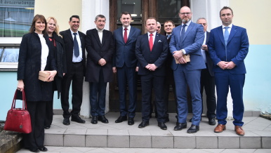 Společná fotografie členů vlády s vedením Střední uměleckoprůmyslové školy sklářské v Kamenickém Šenově.