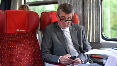 Předseda vlády Andrej Babiš ve vlaku při cestě z Prahy do Brna.