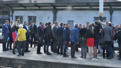 Delegace vlády na nástupišti brněnského hlavního nádraží.