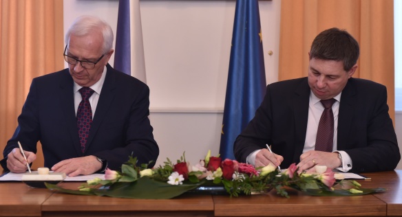 Director of the Office of the Government of the CR, Dvořák and President of the Academy of Sciences of the CR, Drahoš signed the Memorandum of Cooperation on 24 February 2017.