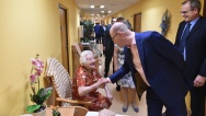 Předseda vlády Bohuslav Sobotka navštívil Domov pro Seniory Burešov, p.o., 2. června 2017.