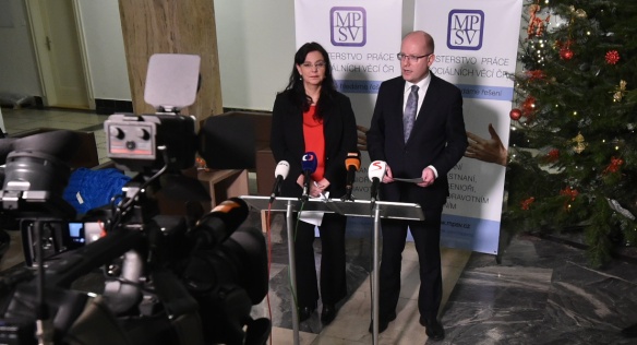 Předseda vlády Bohuslav Sobotka jednal s ministryní práce a sociálních věcí Michaelou Marksovou, 13. prosince 2016.