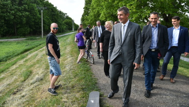 Ministři a ministryně si prohlížejí místo obchvatu Břeclavi.