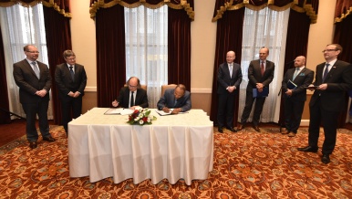 Podpis dohody o pokračování spolupráce mezi brněnským Mezinárodním centrem klinického výzkumu a Mayo Clinic, 2. dubna 2016.