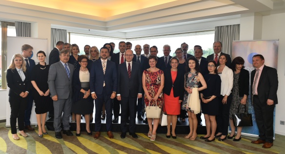 Předseda vlády Bohuslav Sobotka se zúčastnil oběda s velvyslanci států Evropské unie, 13. července 2017.