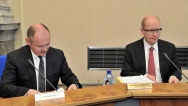 Před jednáním vlády s Asociací krajů ČR, 9. června 2014.