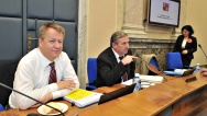 Místopředseda Bělobrádek, premiér Sobotka a 1. místopředseda a ministr financí Babiš na tiskové konferenci po jednání vlády 9. dubna 2014.