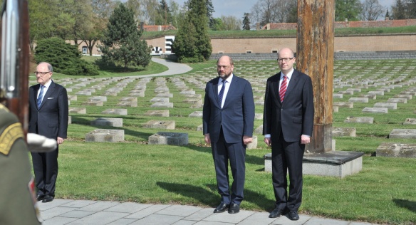 Premiér ČR a předseda Evropského parlamentu uctili památku obětí nacistické perzekuce a holocaustu v Terezíně
