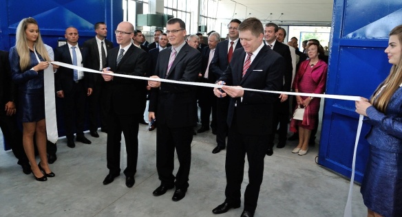 Premiér ČR Sobotka zahájil 15. července 2014 společně s předsedou vlády SR Ficem provoz výrobně-montážního závodu v Novákách na Slovensku. 