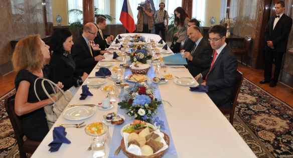 Premiér Bohuslav Sobotka se ve čtvrtek 24. července 2014 setkal s bývalým ministrem hospodářství a financí Francouzské republiky Pierrem Moscovicim.