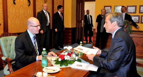 Premiér Bohuslav Sobotka se 31. července 2014 v rámci svých bilančních cest po resortech setkal s ministrem obrany Martinem Stropnickým.