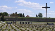 Premiér Sobotka 17. května 2015 uctil v Terezíně památku obětí druhé světové války.