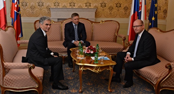 Premiér Sobotka se 7. září 2015 v Bratislavě setkal s předsedou vlády Slovenské republiky Ficem a se spolkovým kancléřem Rakouské republiky Faymannem.