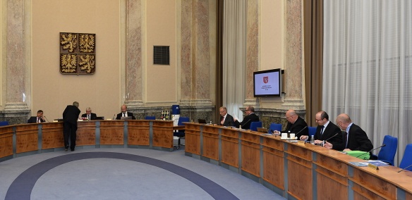 Ministři před jednáním vlády 18. září 2013 v zasedací místnosti ve Strakově akademii.