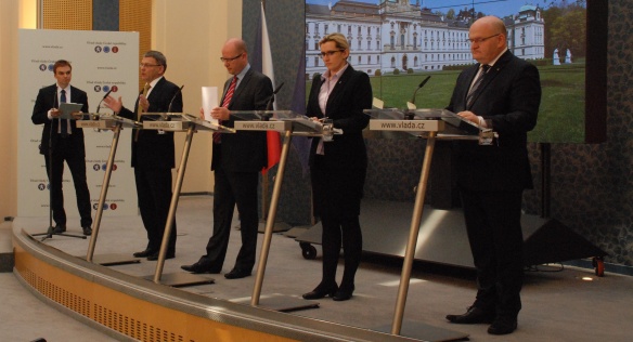 Tisková konference po jednání vlády 27. dubna 2015.