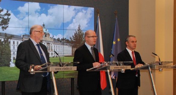 Prezident Svazu průmyslu a dopravy ČR Hanák, premiér Sobotka a předseda ČMKOS Středula na TK po jednání RHSD, 30. června 2014.