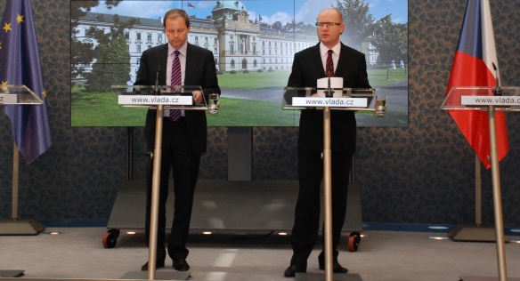 Ministr školství M. Chládek a předseda vlády ČR B. Sobotka na tiskové konferenci v úterý 1. července 2014.