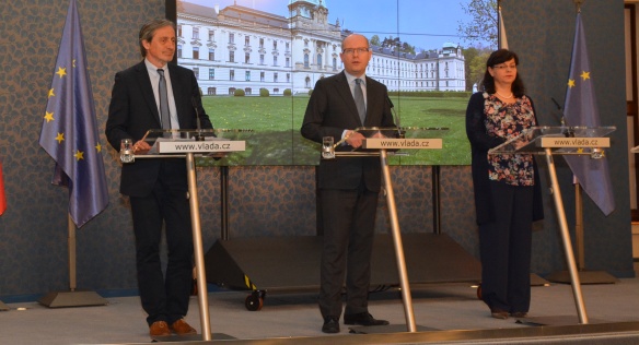 Tisková konference po jednání vlády 25. března 2015.