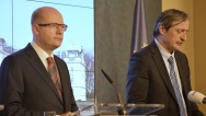 Premiér Sobotka, ministr obrany Stropnický a generálmajor Malenínský na tiskové konferenci k průjezdu konvoje aliančních vojsk, 27. března 2015.