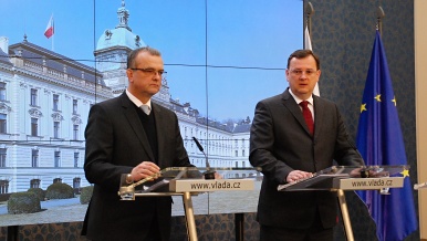 Ministr financí Miroslav Kalousek a premiér Petr Nečas na tiskové konferenci po poradě ekonomických ministrů, 27. února 2012