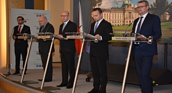 Tisková konference po jednání vlády 20. listopadu 2015.