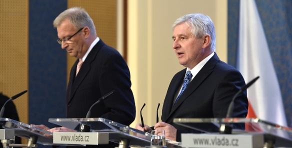 Ministr obrany Vlastimil Picek a premiér Jiří Rusnok na tiskové konferenci po jednání vlády 2. října 2013.