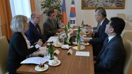 Předseda vlády Bohuslav Sobotka přijal v úterý 1. listopadu 2016 ve Strakově akademii velvyslance Korejské republiky v Praze Hayonga Moona.