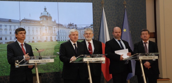 Ministr financí, premiér Rusnok a ministři zdravotnictví, vnitra a průmyslu a obchodu na tiskové konferenci po jednání vlády 25. září 2013.