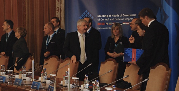 Premiér Jiří Rusnok se 26. listopadu 2013 zúčastnil setkání předsedů vlád 16 států Evropy s premiérem Číny Li Kche-čchiangem v Bukurešti.