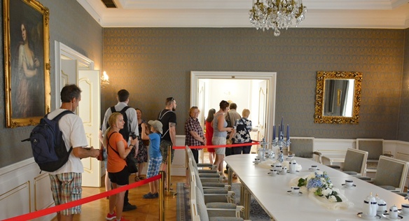Návštěvníci v reprezentačních prostorách Lichtenštejnského paláce na pražské Kampě, 5. července 2018.