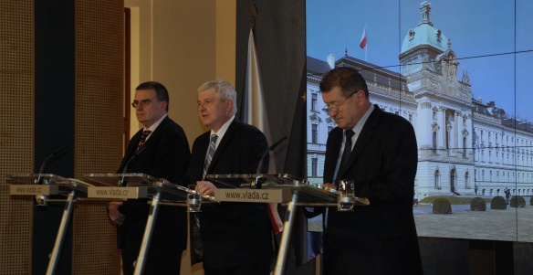 Ministr dopravy Žák, premiér Rusnok a ministr průmyslu a obchodu Cienciala na tiskové konferenci po jednání vlády 4. prosince 2013.