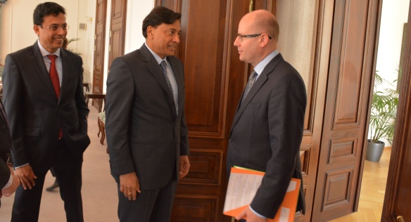 Premiér Sobotka jednal s Lakšmí Mittalem, předsedou představenstva a generálním ředitelem společnosti ArcelorMittal, 15. července 2015.