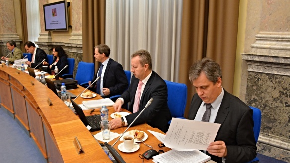 Před jednáním vlády 4. února 2015.