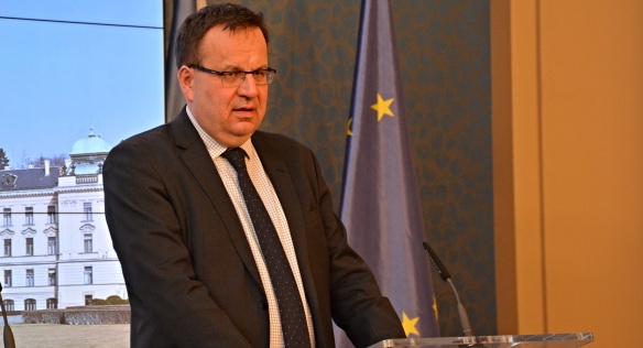 Ministr průmyslu a obchodu Jan Mládek na tiskové konferenci, 9. února 2015.