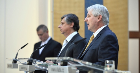 Premiér Jiří Rusnok a ministr financí Jan Fischer na tiskové konferenci po jednání vlády 4. září 2013.