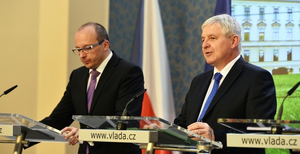 Ministr pro místní rozvoj František Lukl a premiér Jiří Rusnok na tiskové konferenci po jednání vlády 23. října 2013. 