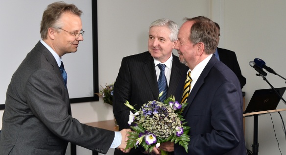 Petr Klán přijímá zvláštní čestné uznání z rukou předsedy GAČR a gratulaci premiéra Jiřího Rusnoka, 9. září 2013.