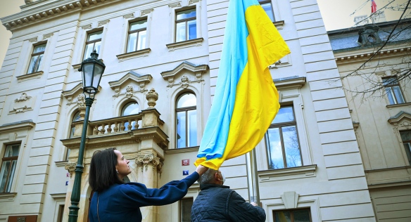 Úřad vlády na podporu Ukrajiny vyvěsil nad Strakovou akademií ukrajinskou státní vlajku, 22. února 2022.