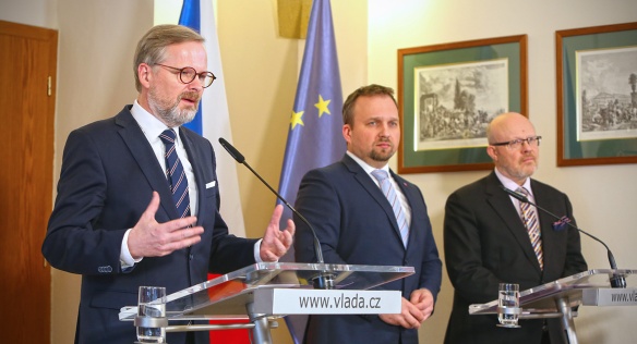 Ministři a ministryně se tentokrát sešli k jednání v netradičních kulisách štiřínského zámku, 20. dubna 2022.