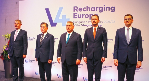 Společné foto premiérů zemí V4 s prezidentem Korejské republiky, 4. listopadu 2021.