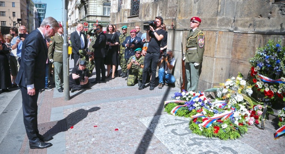 Premiér Petr Fiala se u chrámu sv. Cyrila a Metoděje poklonil památce padlých československých parašutistů, 18. června 2022.